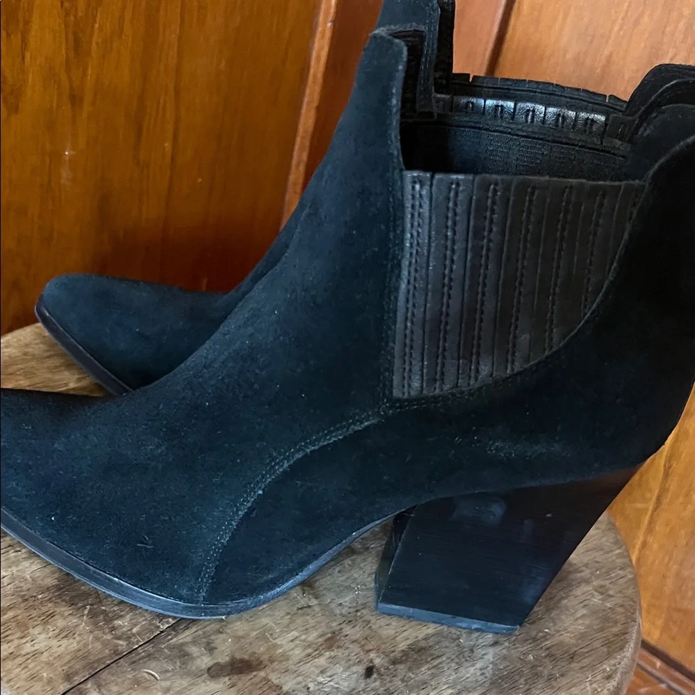 Elegant Black Donald J Pliner Suede Ankle Boots - Picture 4 of 6